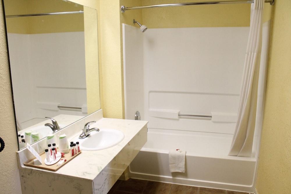 Days Inn By Wyndham Suites Fredericksburg Bagian luar foto