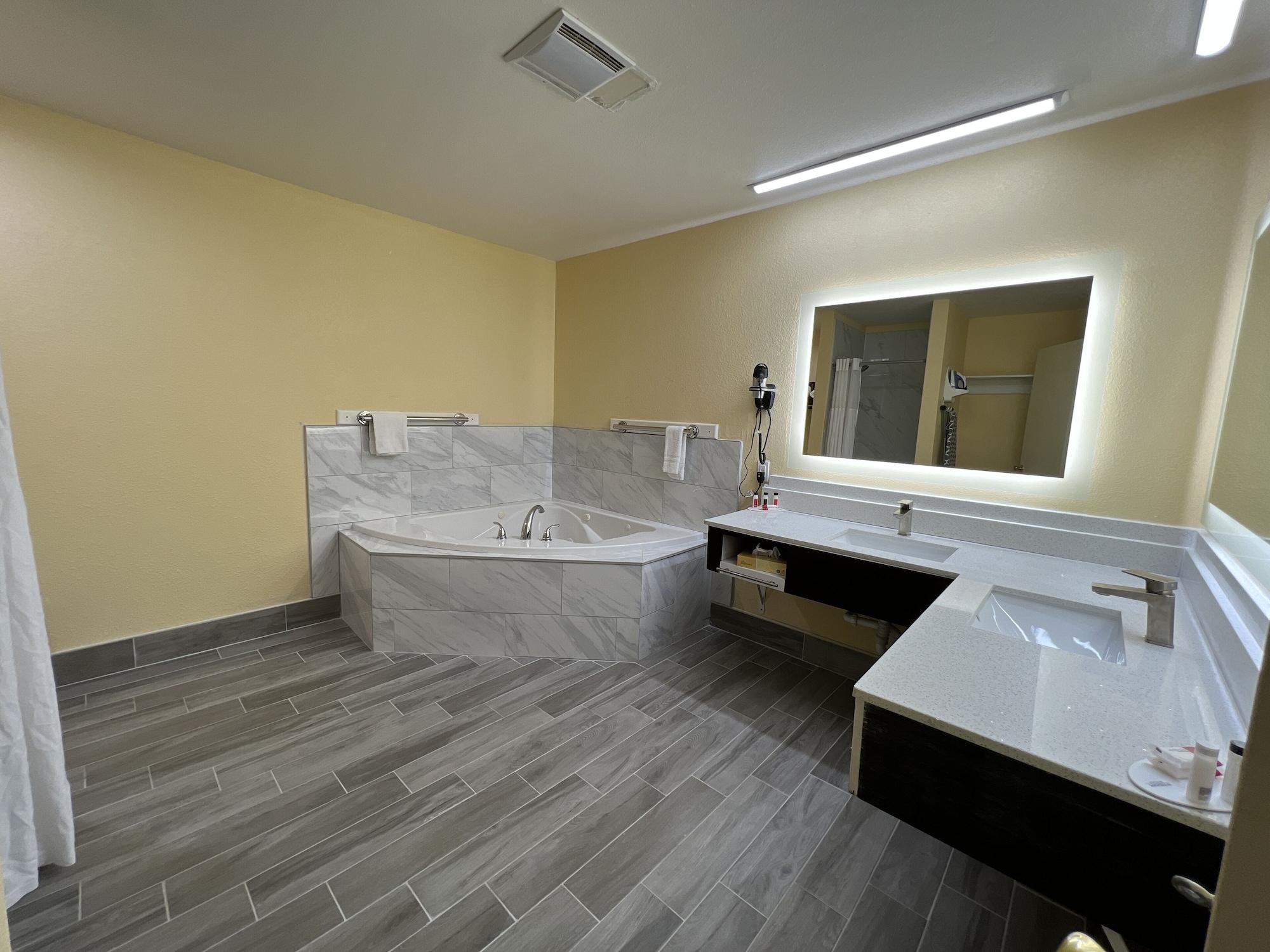 Days Inn By Wyndham Suites Fredericksburg Bagian luar foto