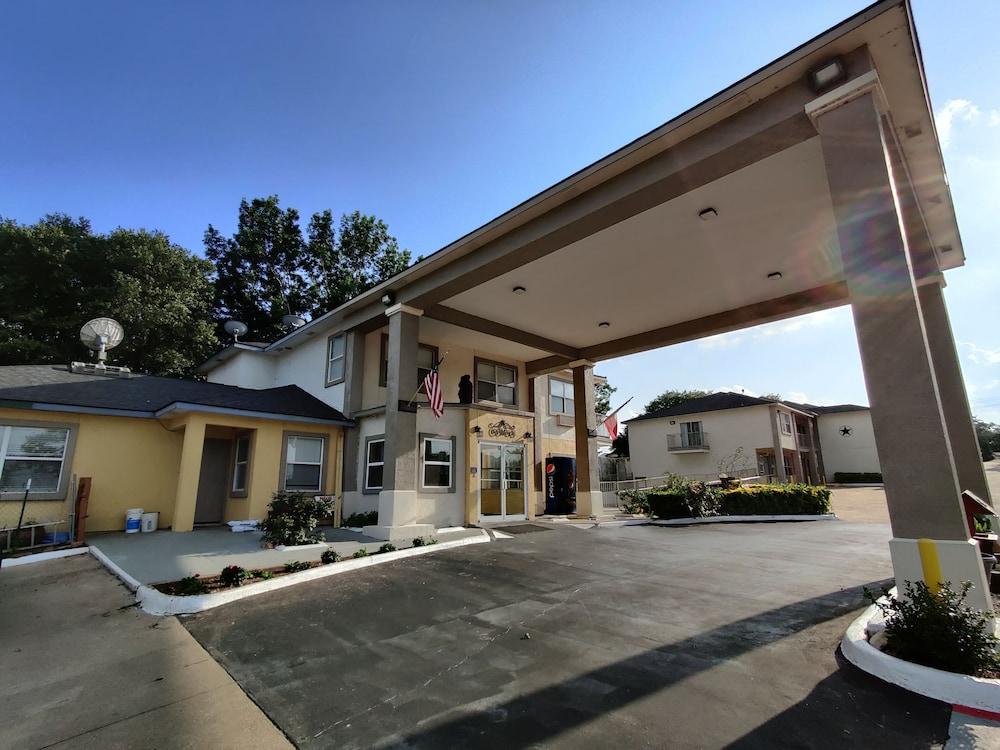 Days Inn By Wyndham Suites Fredericksburg Bagian luar foto