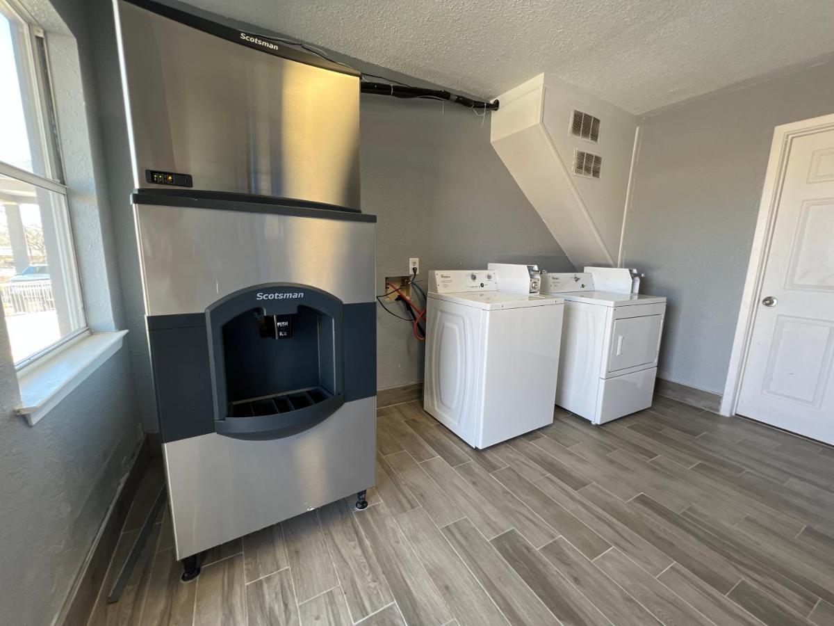 Days Inn By Wyndham Suites Fredericksburg Bagian luar foto