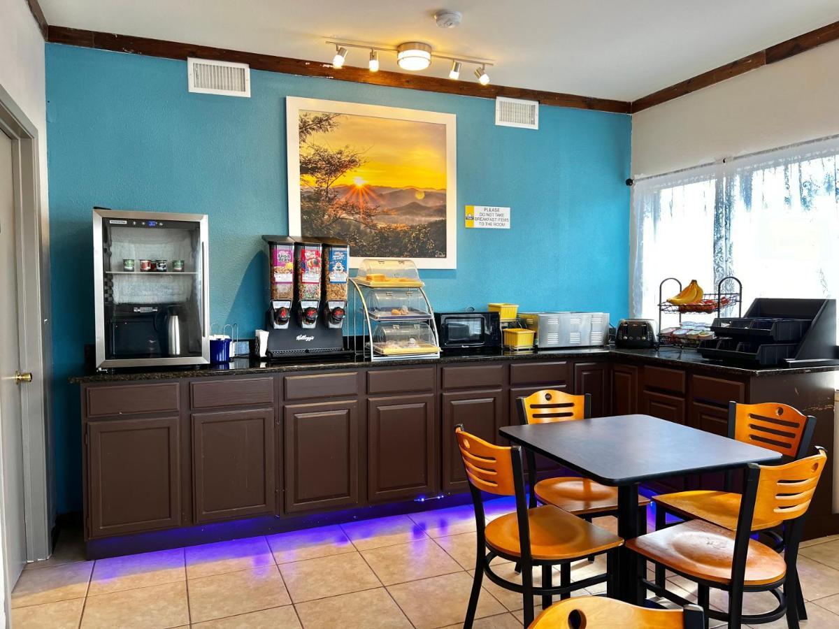 Days Inn By Wyndham Suites Fredericksburg Bagian luar foto