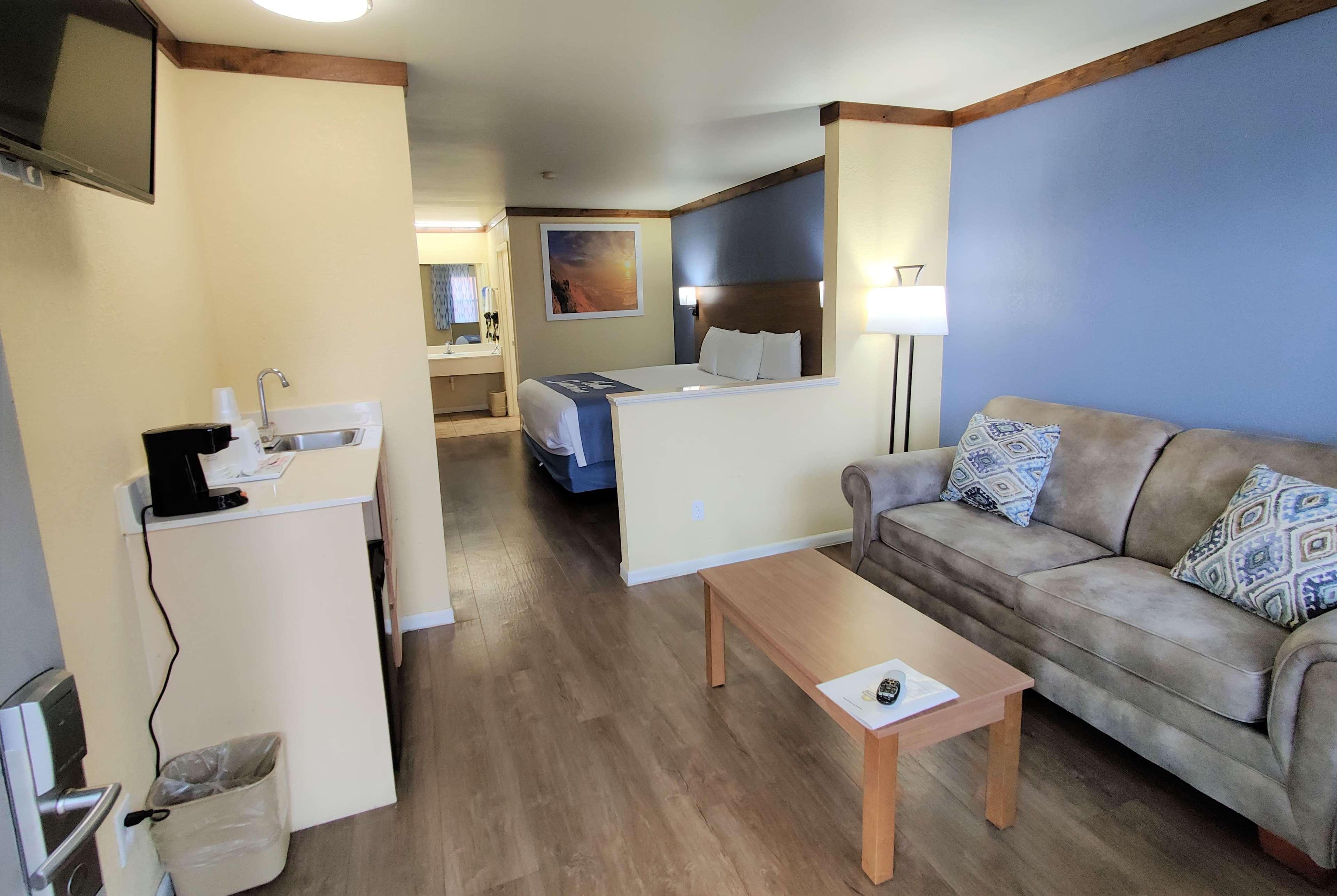 Days Inn By Wyndham Suites Fredericksburg Bagian luar foto
