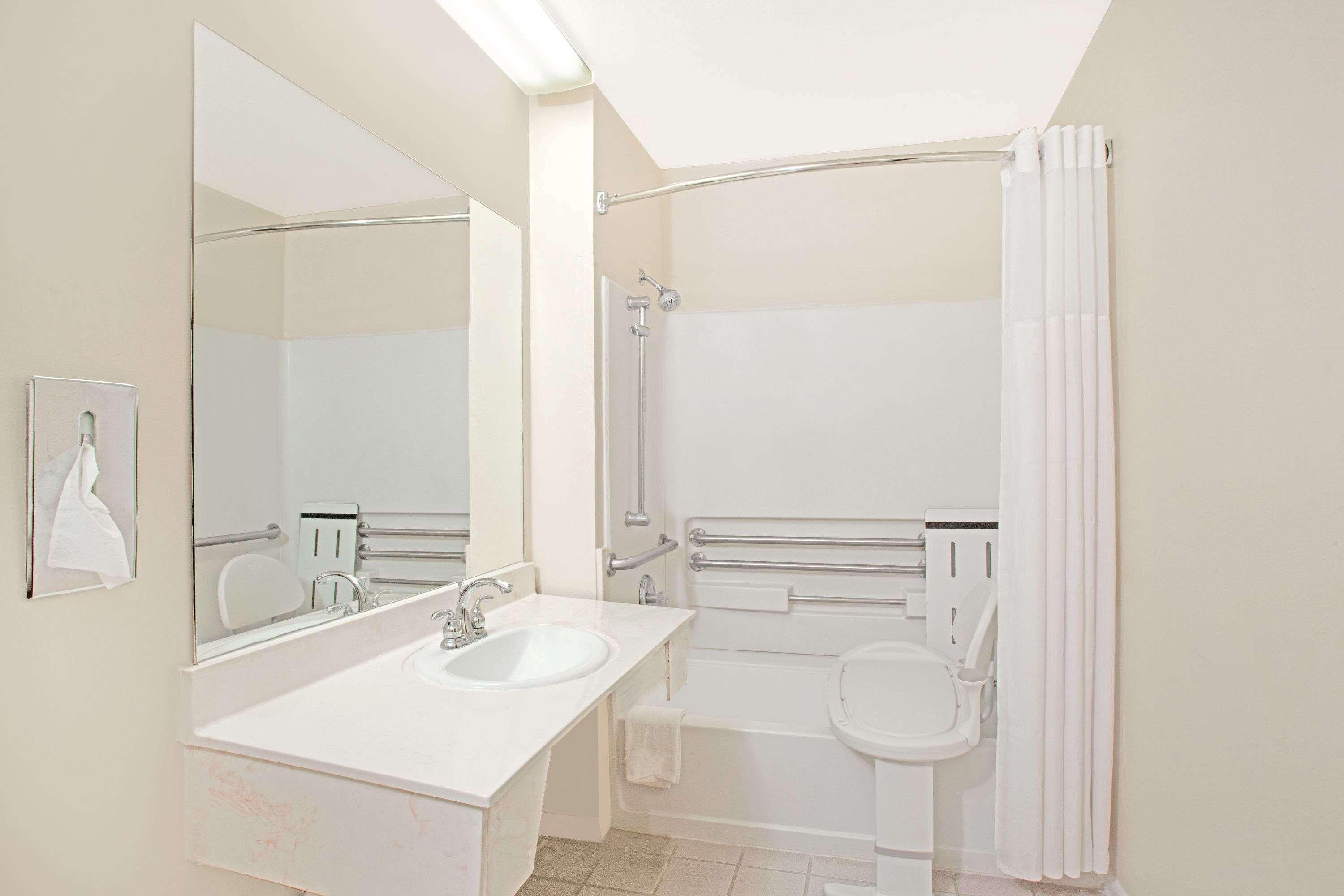 Days Inn By Wyndham Suites Fredericksburg Bagian luar foto