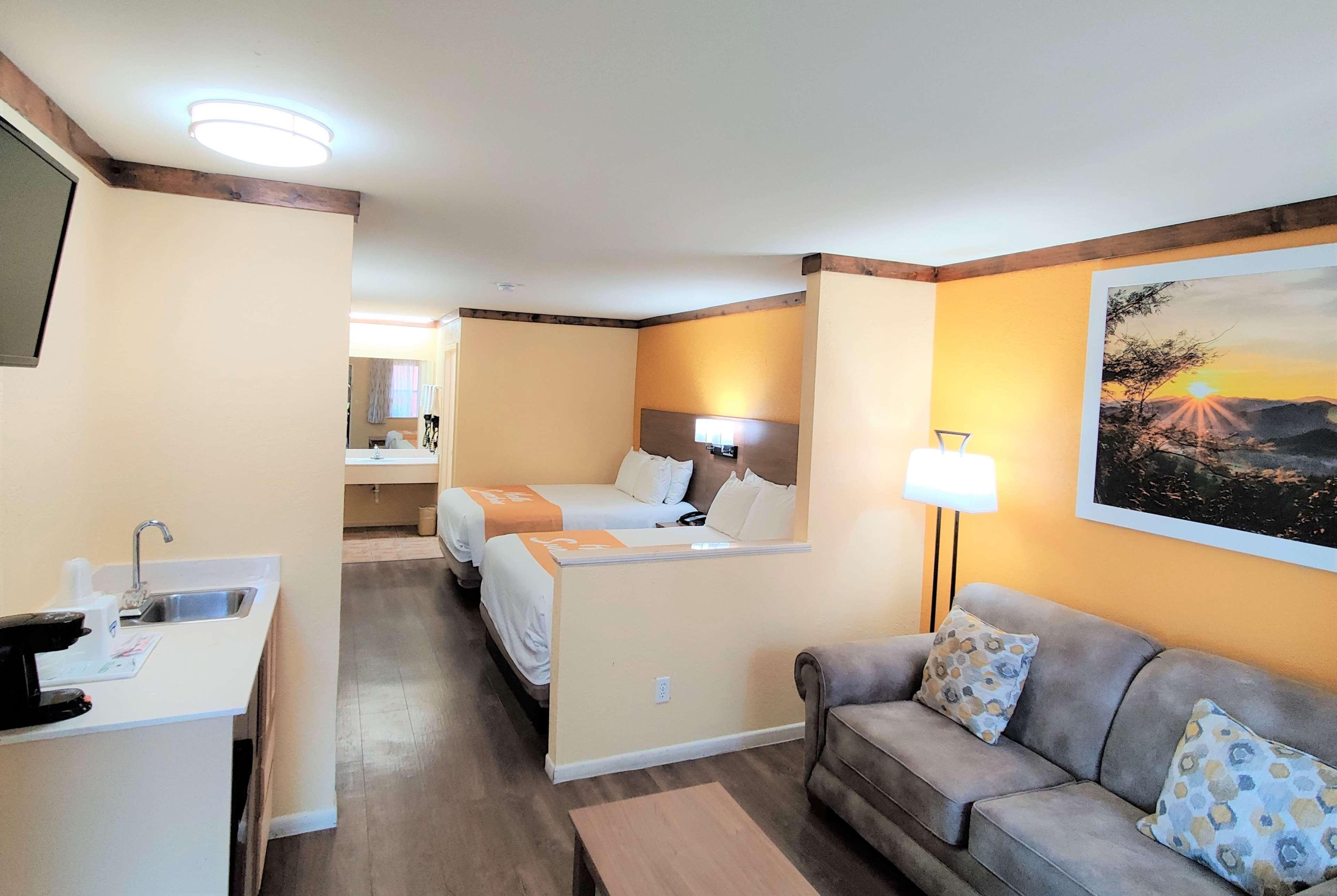 Days Inn By Wyndham Suites Fredericksburg Bagian luar foto