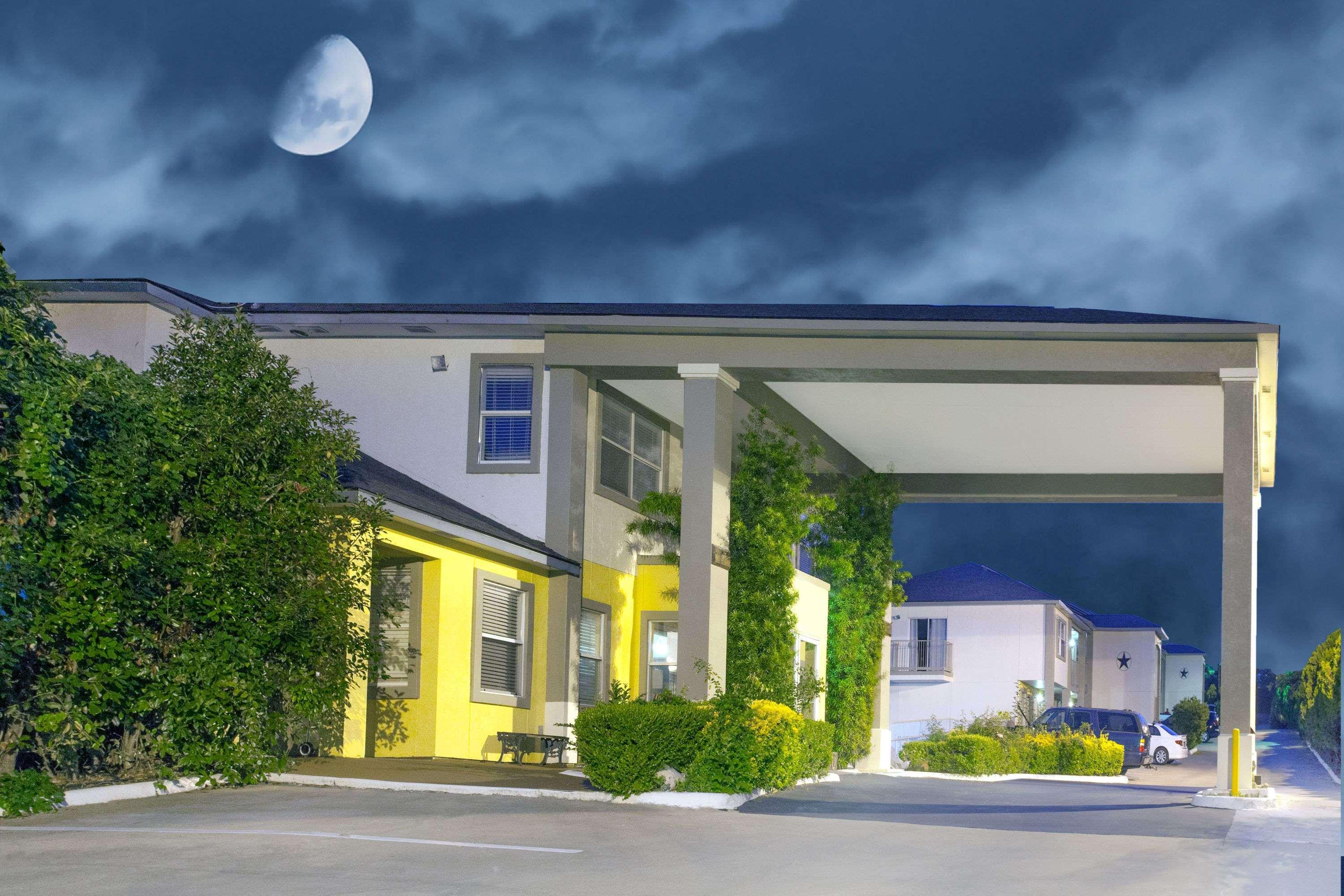 Days Inn By Wyndham Suites Fredericksburg Bagian luar foto
