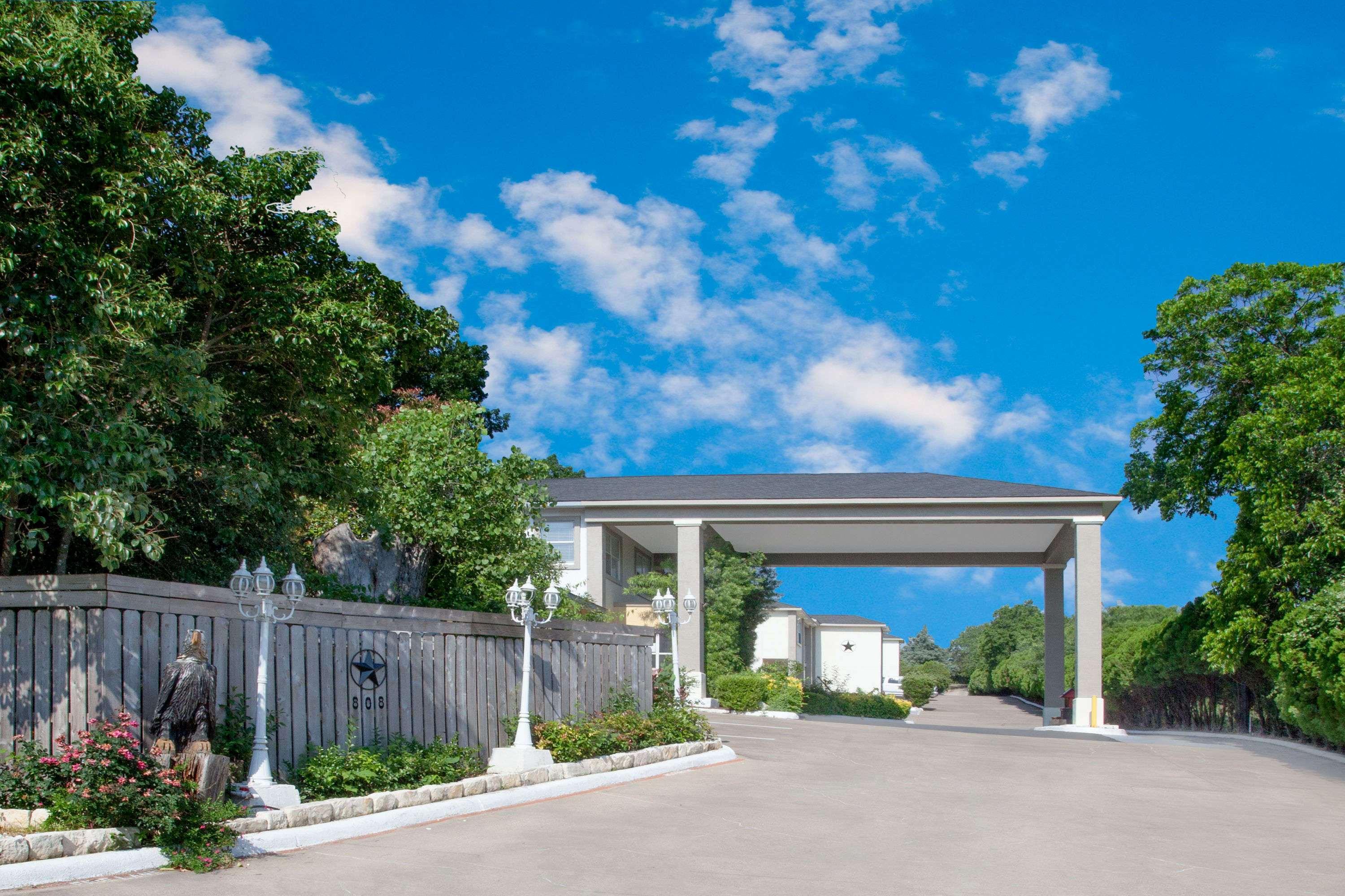 Days Inn By Wyndham Suites Fredericksburg Bagian luar foto