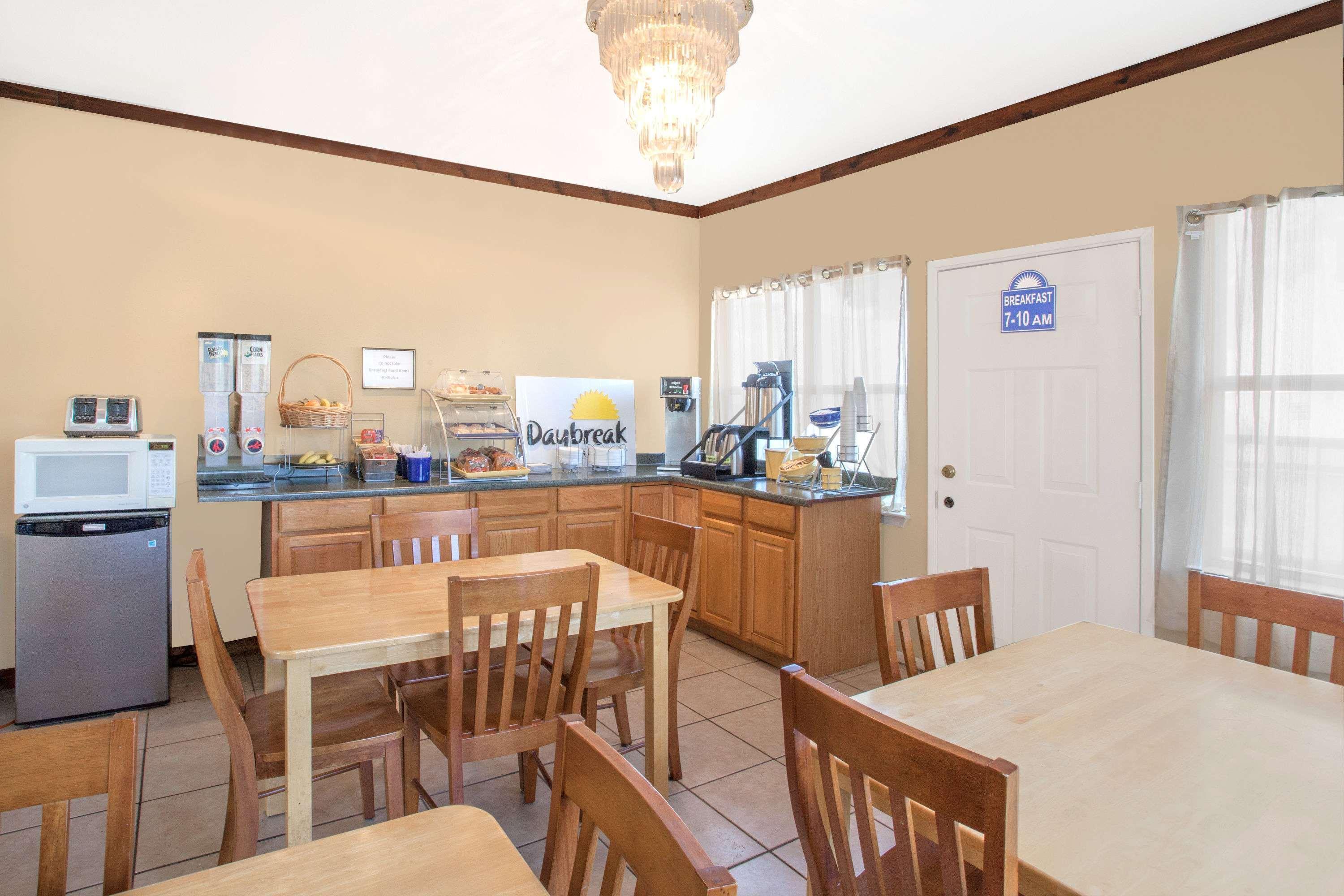 Days Inn By Wyndham Suites Fredericksburg Bagian luar foto