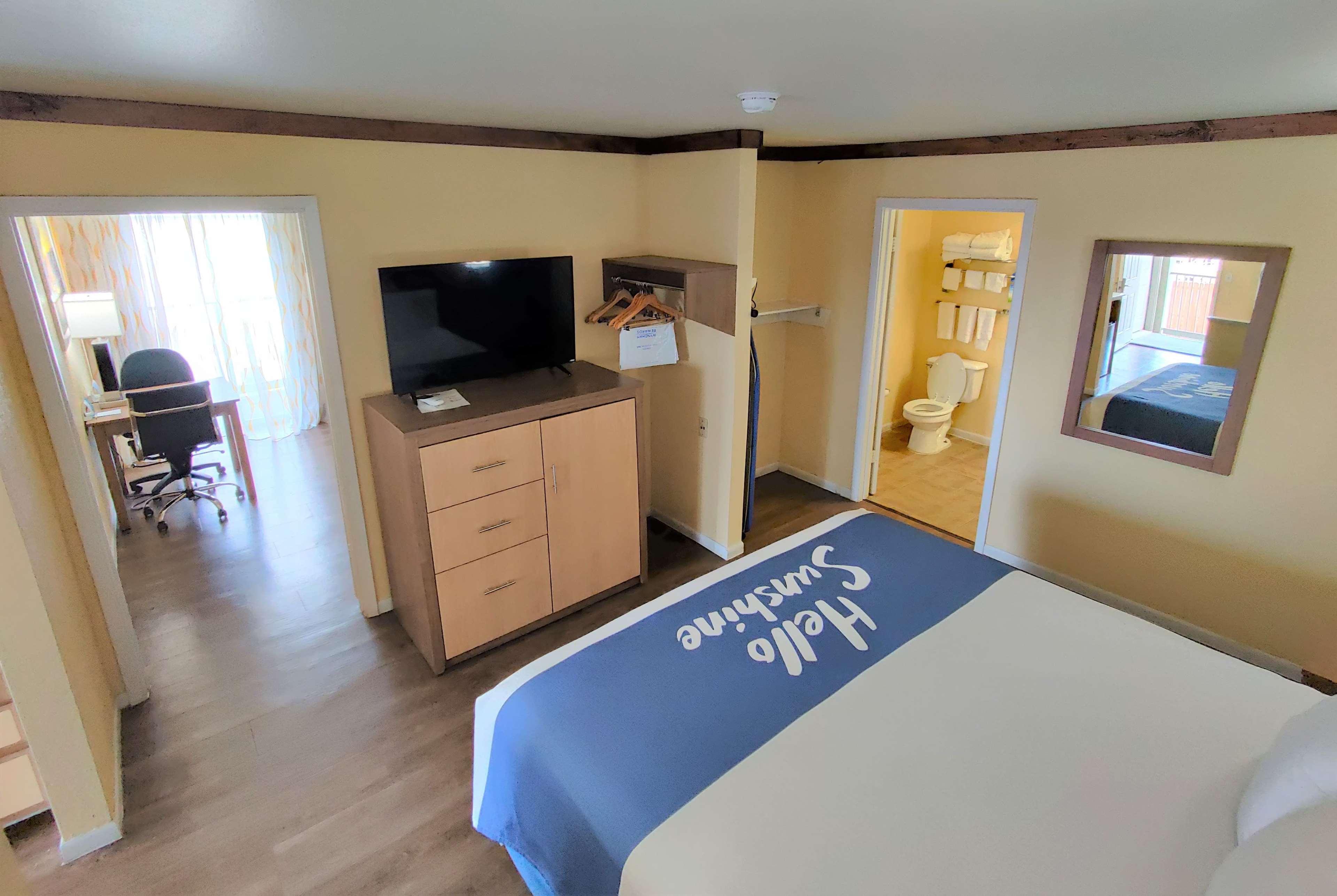 Days Inn By Wyndham Suites Fredericksburg Bagian luar foto