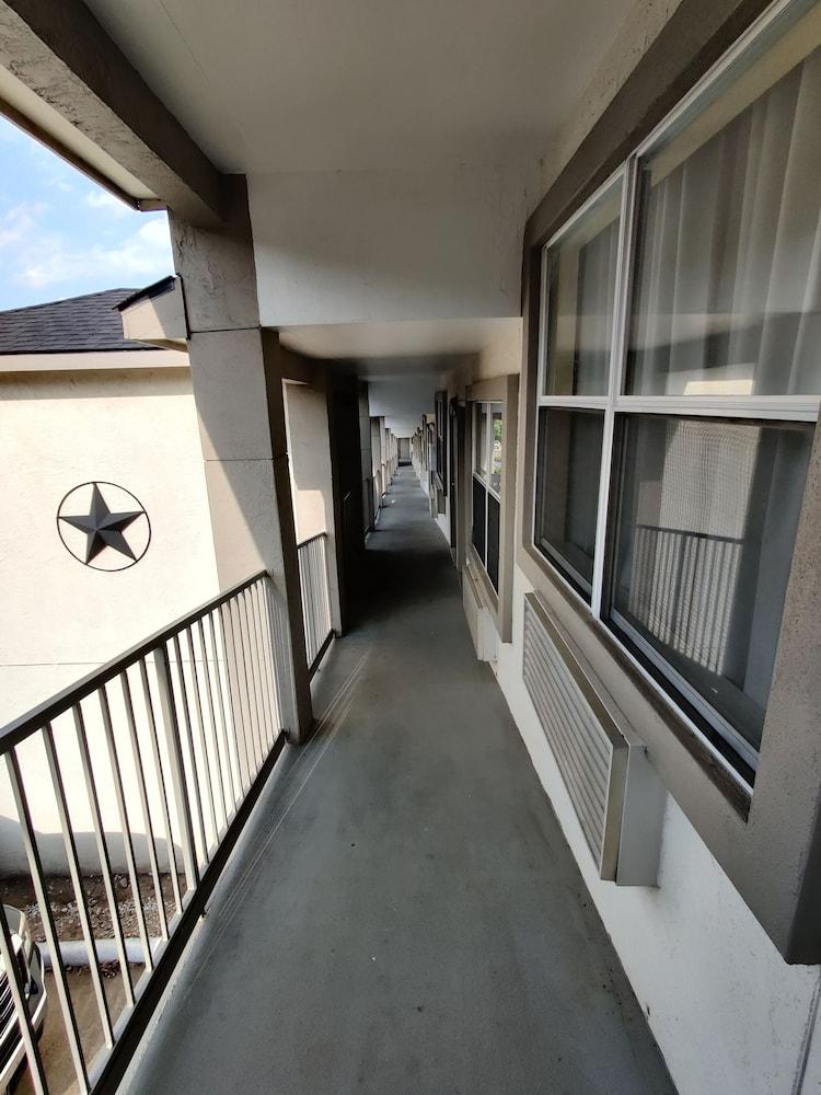 Days Inn By Wyndham Suites Fredericksburg Bagian luar foto