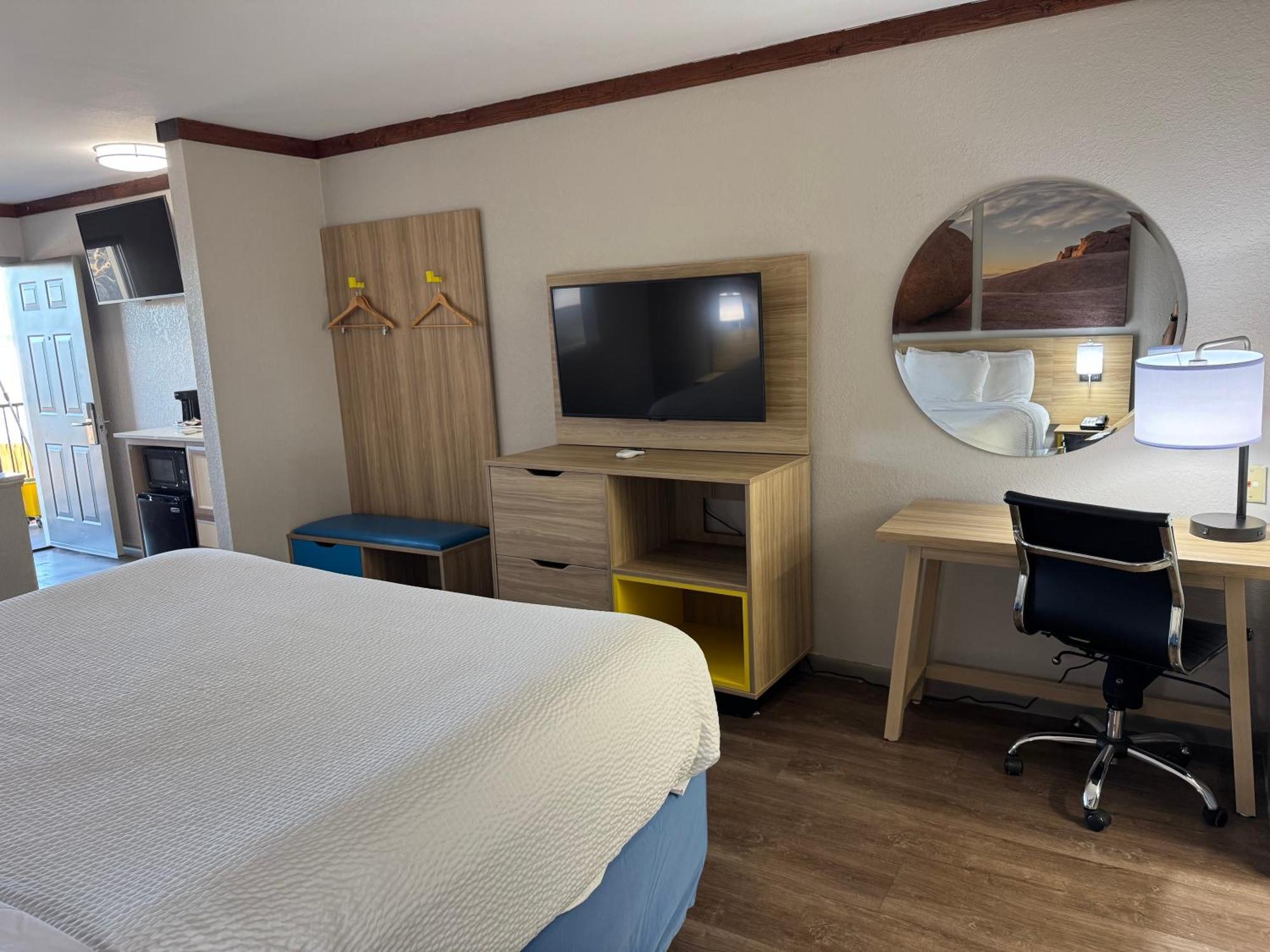 Days Inn By Wyndham Suites Fredericksburg Bagian luar foto