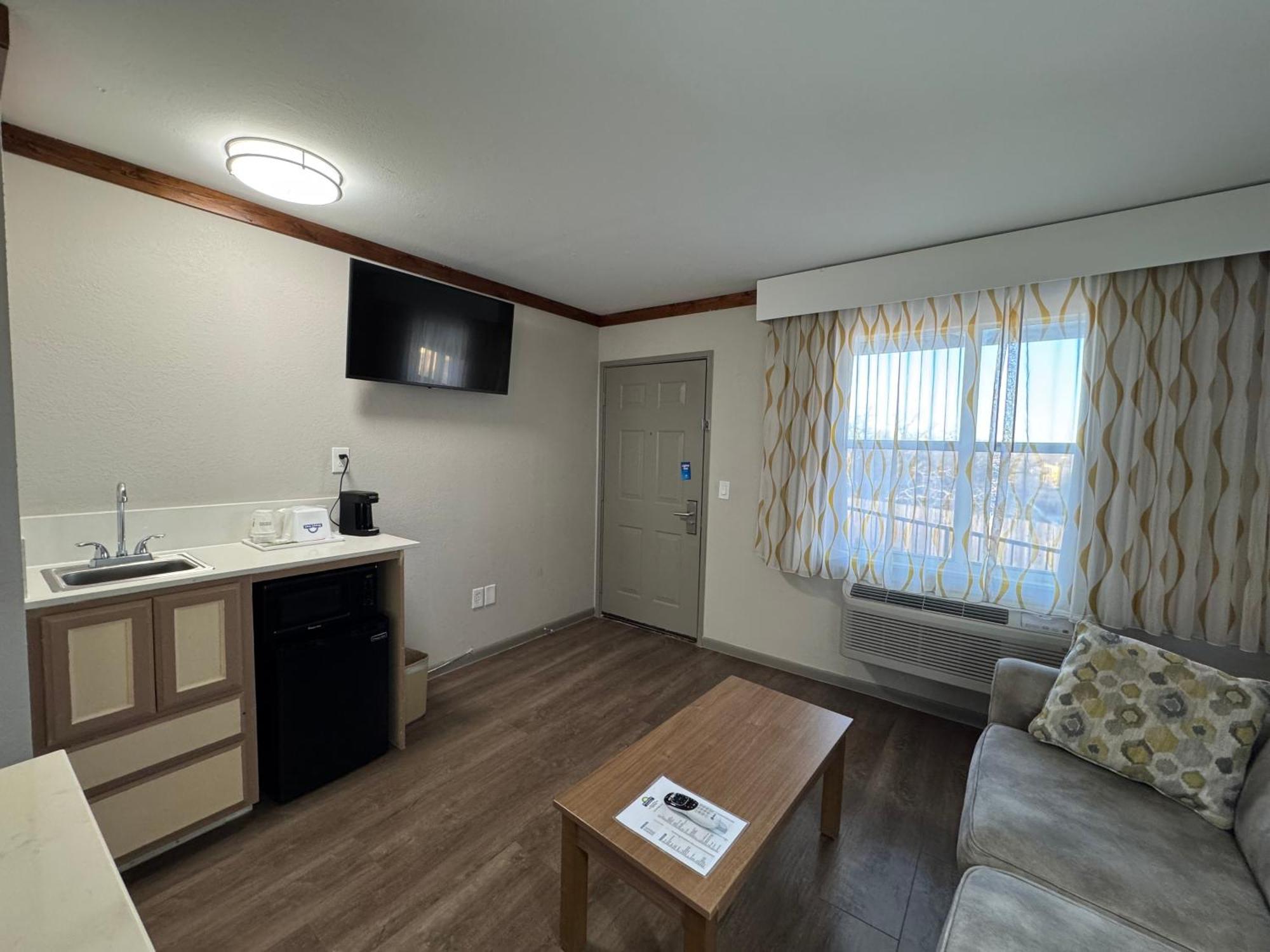 Days Inn By Wyndham Suites Fredericksburg Bagian luar foto