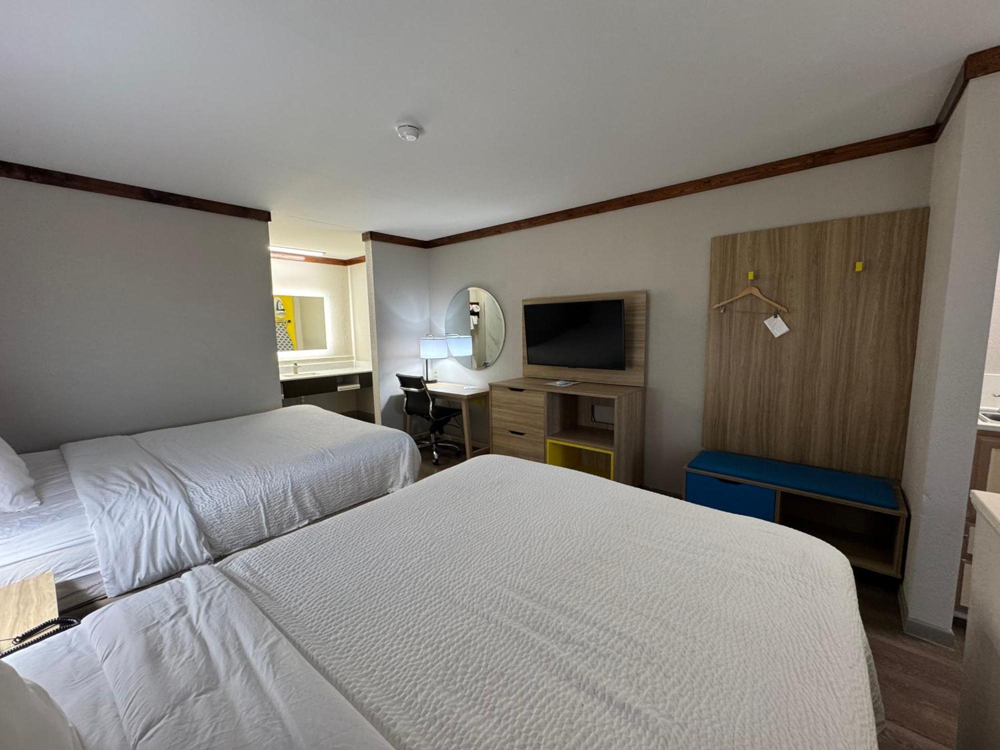Days Inn By Wyndham Suites Fredericksburg Bagian luar foto