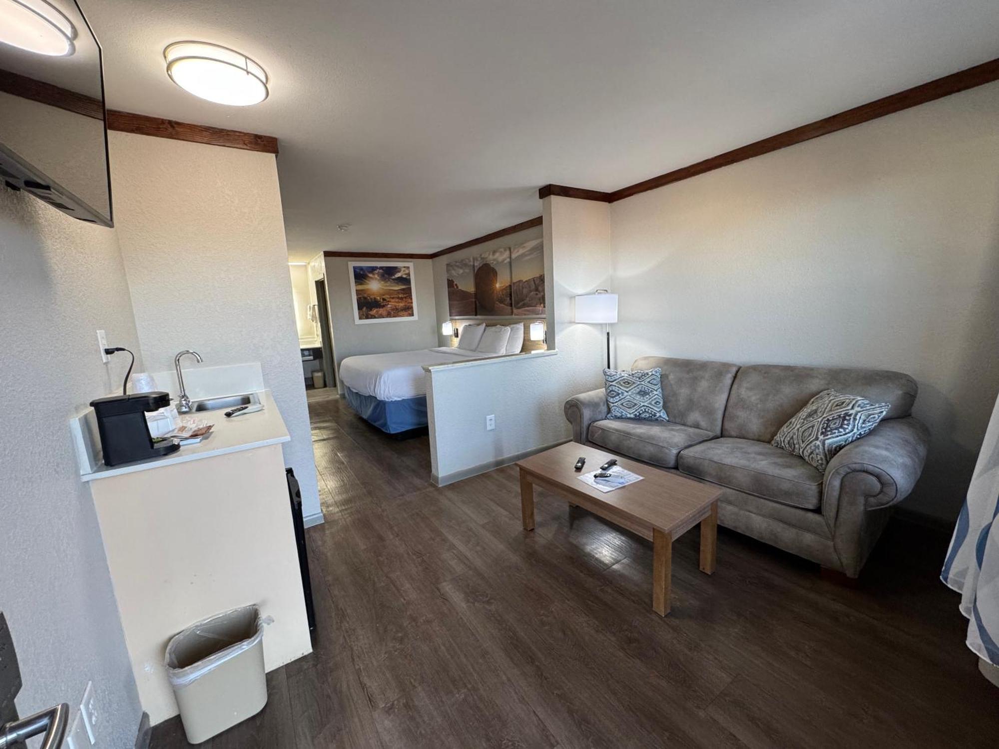 Days Inn By Wyndham Suites Fredericksburg Bagian luar foto