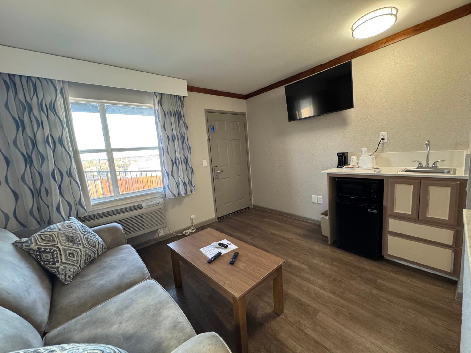 Days Inn By Wyndham Suites Fredericksburg Bagian luar foto