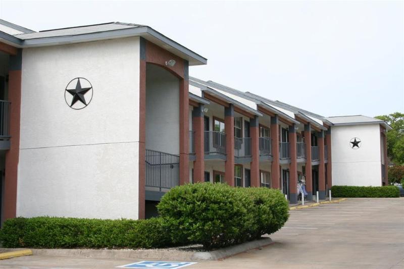 Days Inn By Wyndham Suites Fredericksburg Bagian luar foto
